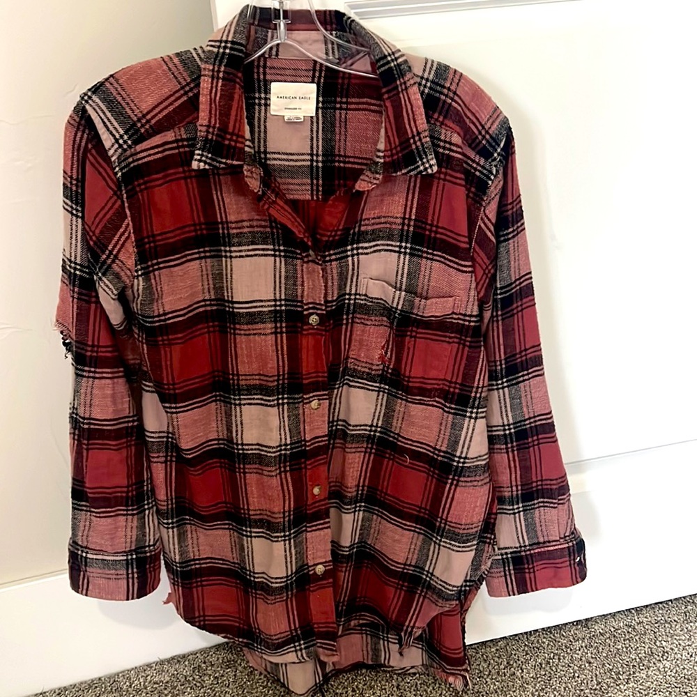 American Eagle plaid flannel! Distressed style/oversized fit. Size Small.